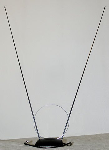 350px-Rabbit-ears_dipole_antenna_with_UH