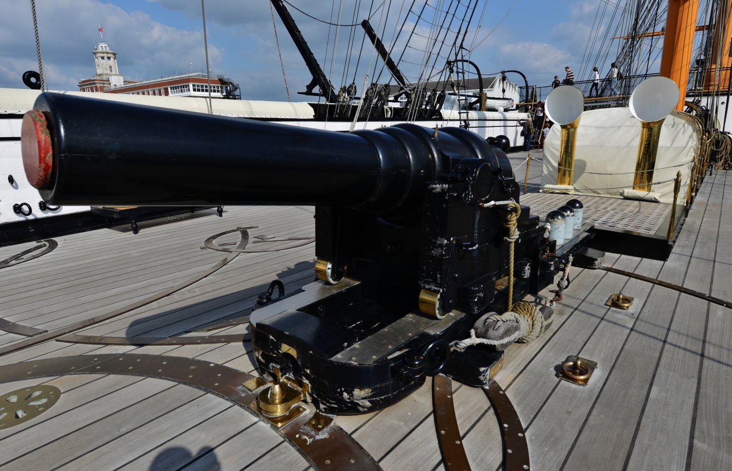https://upload.wikimedia.org/wikipedia/commons/a/ae/HMS_Warrior_1860_Stern_chaser_gun_with_its_tracks_for_manoevuring_in_any_direction.JPG