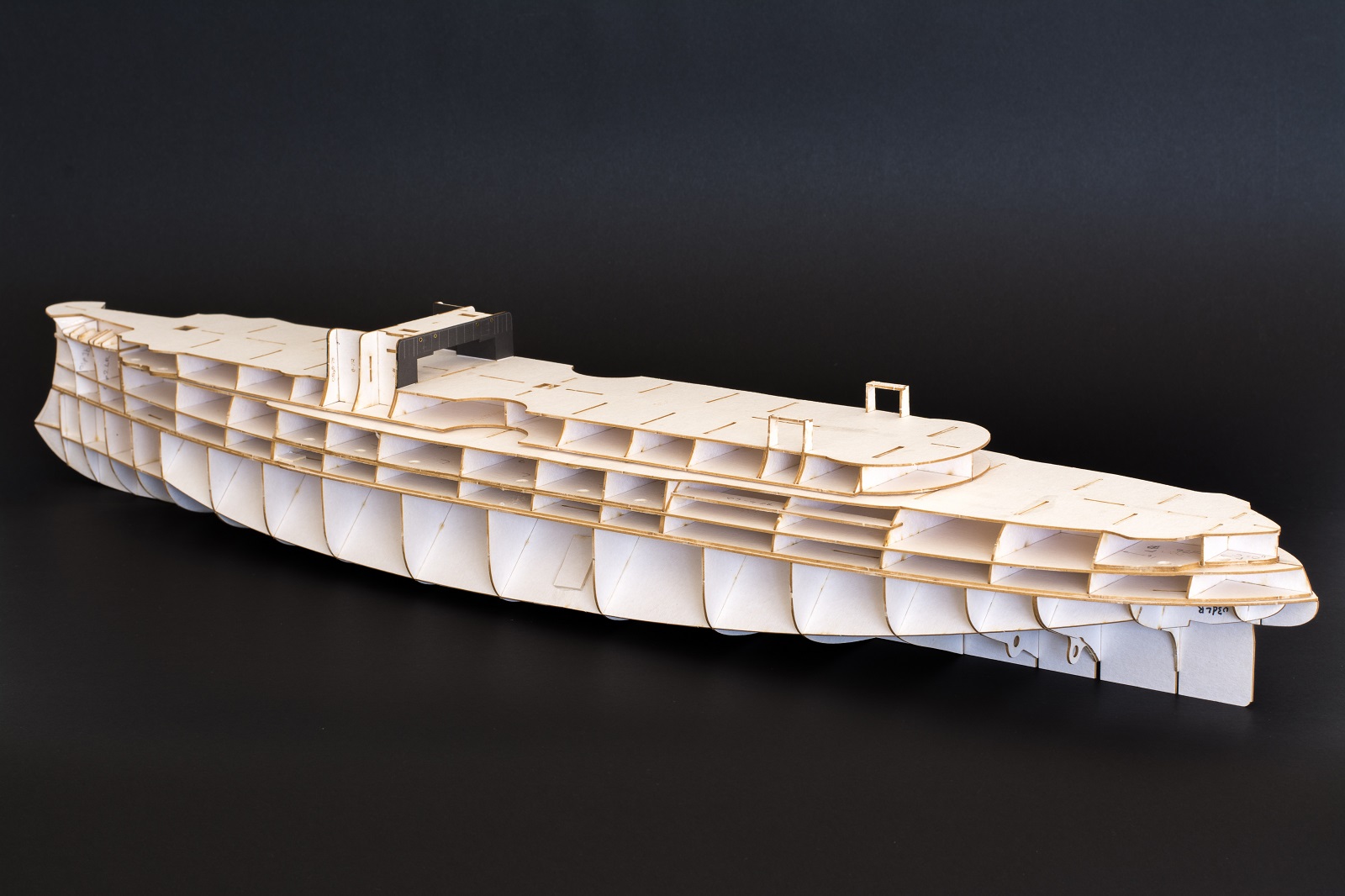 Сборка корабля из пластика. Модели кораблей из бумаги. Модель корабля из фанеры. Модель корабля из бумаги своими руками. Лайнер модель из бумаги.