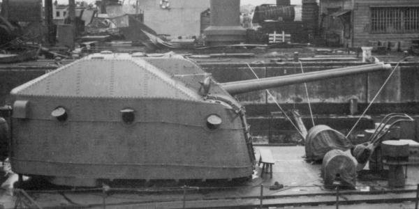Sideview_of_No4_turret_of_japanese_destroyer_Harutsuki_at_Maizuru_in_1945.jpg.5de6004afd1620a8c922137f94077530.jpg