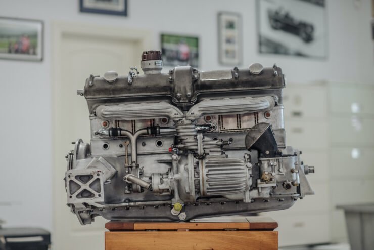 Alfa-Romeo-8C-Engine-2-740x494.jpg.f62296d1e2bbcf60a111375807889632.jpg