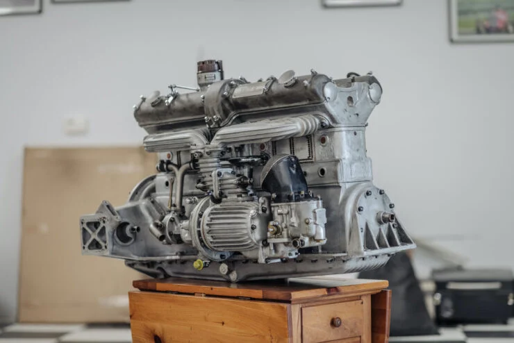 Alfa-Romeo-8C-Engine-5-740x494.png.239afc0c011a6d4bcd8c142d4d45c391.png