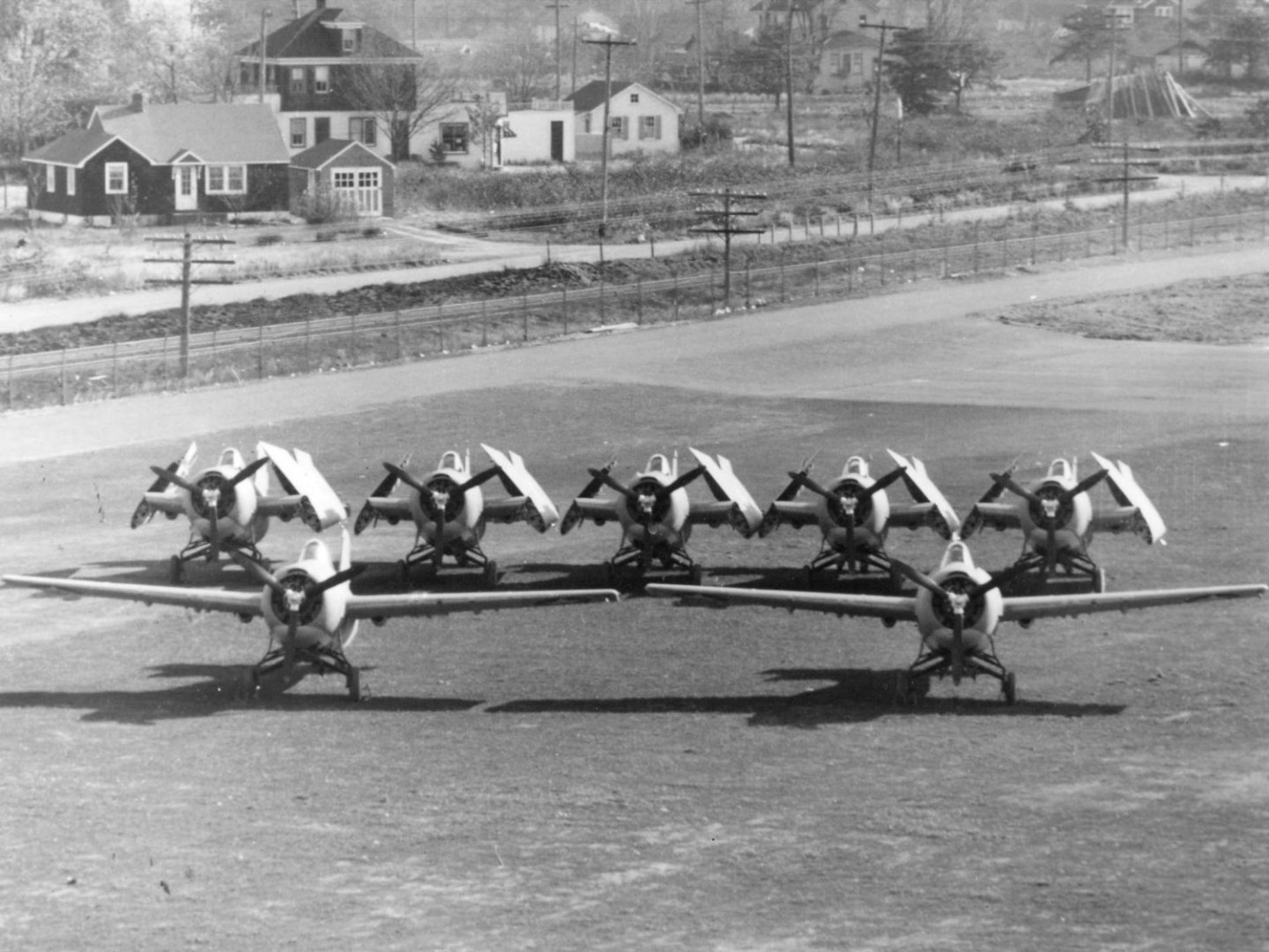 Comparison_of_F4F_Wildcats_with_and_without_folded_wings_c1942.thumb.jpg.730854ee08744dae1572e0c632b24f7c.jpg