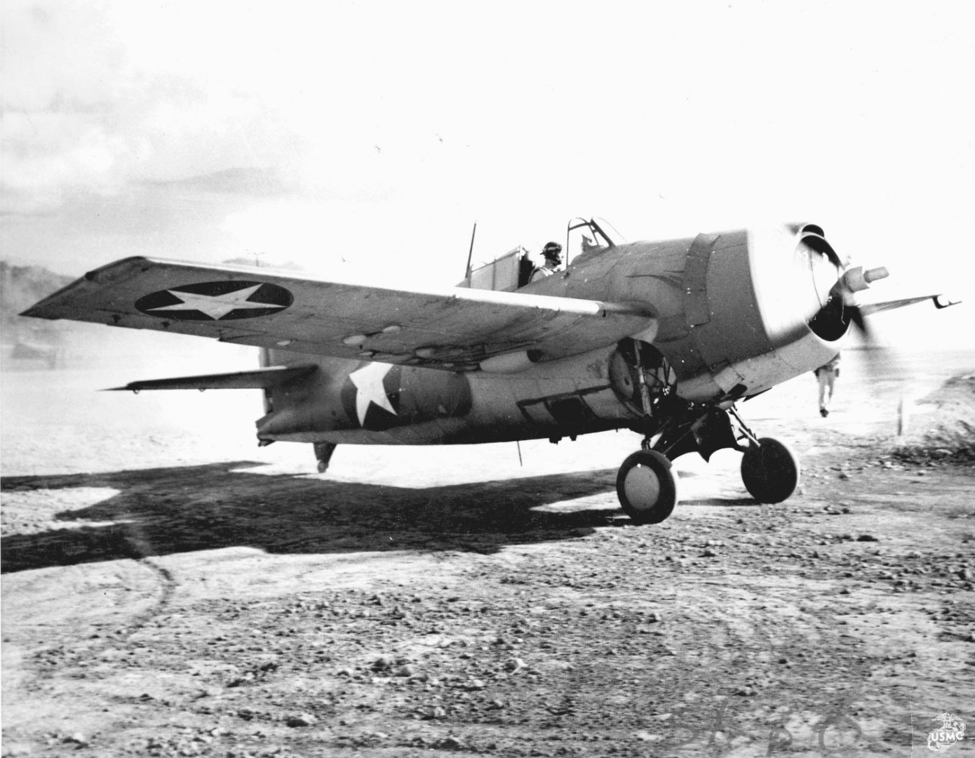 F4F-4_Wildcat_with_running_engine_on_Guadalcanal_c1942.thumb.jpg.678c76e775290ee2a7816cadbe5106d7.jpg