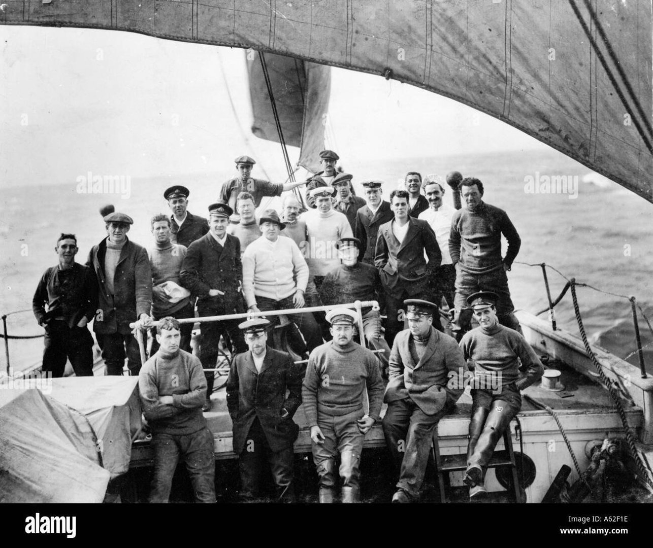the-crew-of-the-endurance-taken-on-the-bow-imperial-trans-antarctic-A62F1E.thumb.jpg.dfe5324b7eb4f2ff8dfd5a11e0d632a9.jpg.14d8df27c10ead2d44d6c4c012efd8bb.jpg