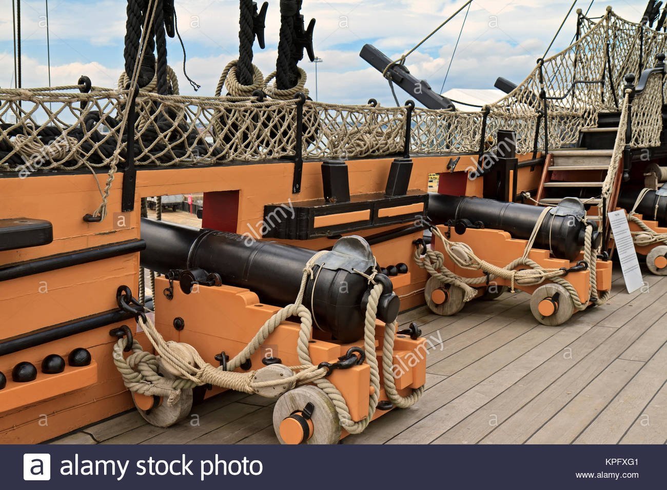 uk-hampshire-upper-gundeck-hms-victory-KPFXG1.jpg.0330ba959a2c5fd09b1dd642c69a97c3.jpg.9957622e560a40b60b47ca1c5aecafb9.jpg