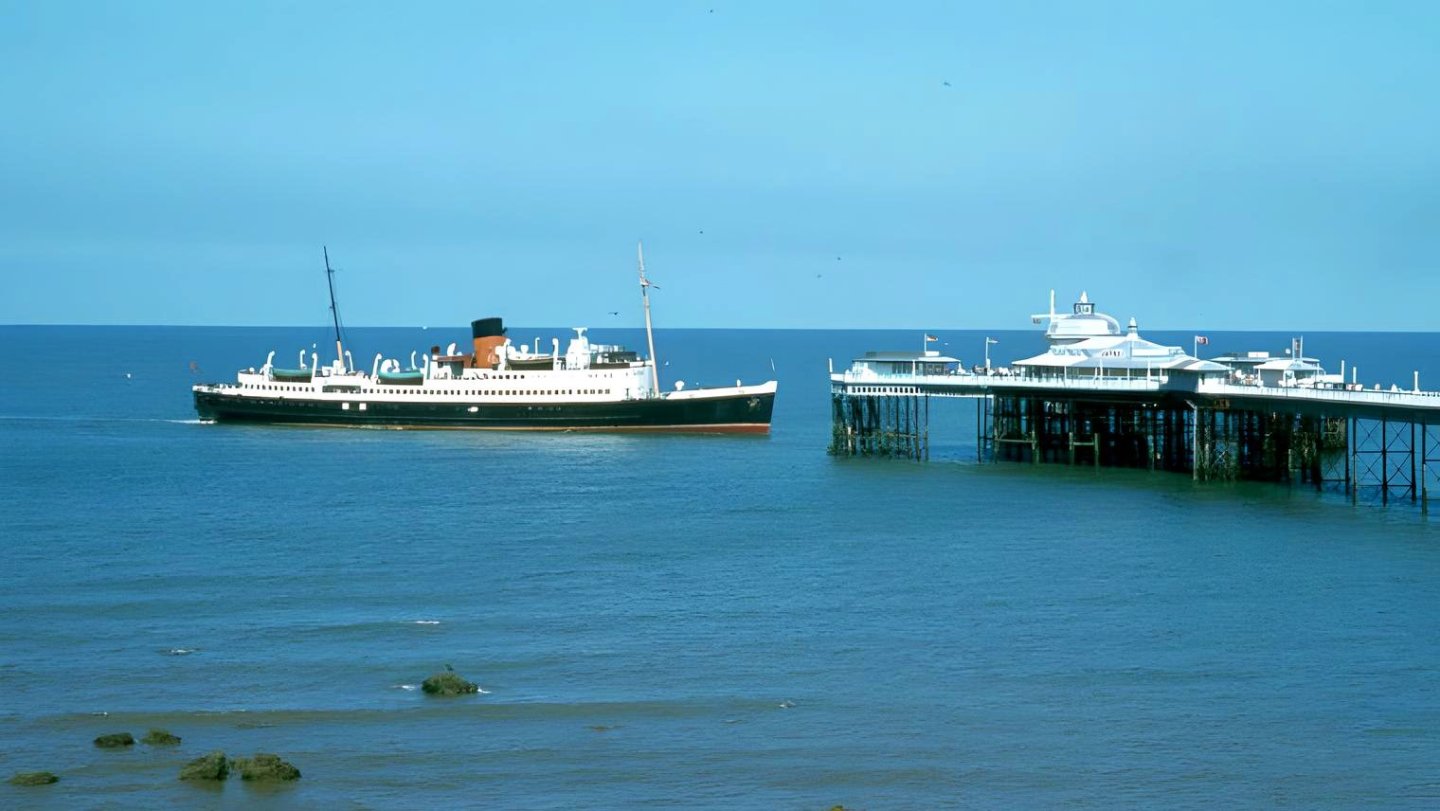 Manxman off Llandudno Pier.jpg