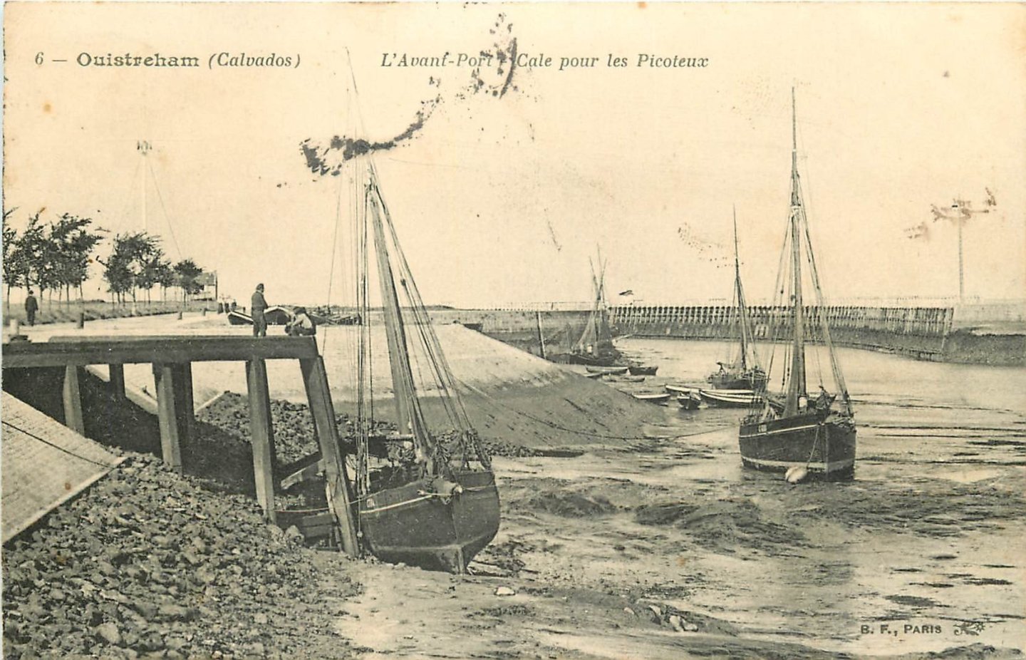 14-ouistreham-cale-pour-les-picoteux-dans-l-avant-port-avec-barques-de-pecheurs.jpg