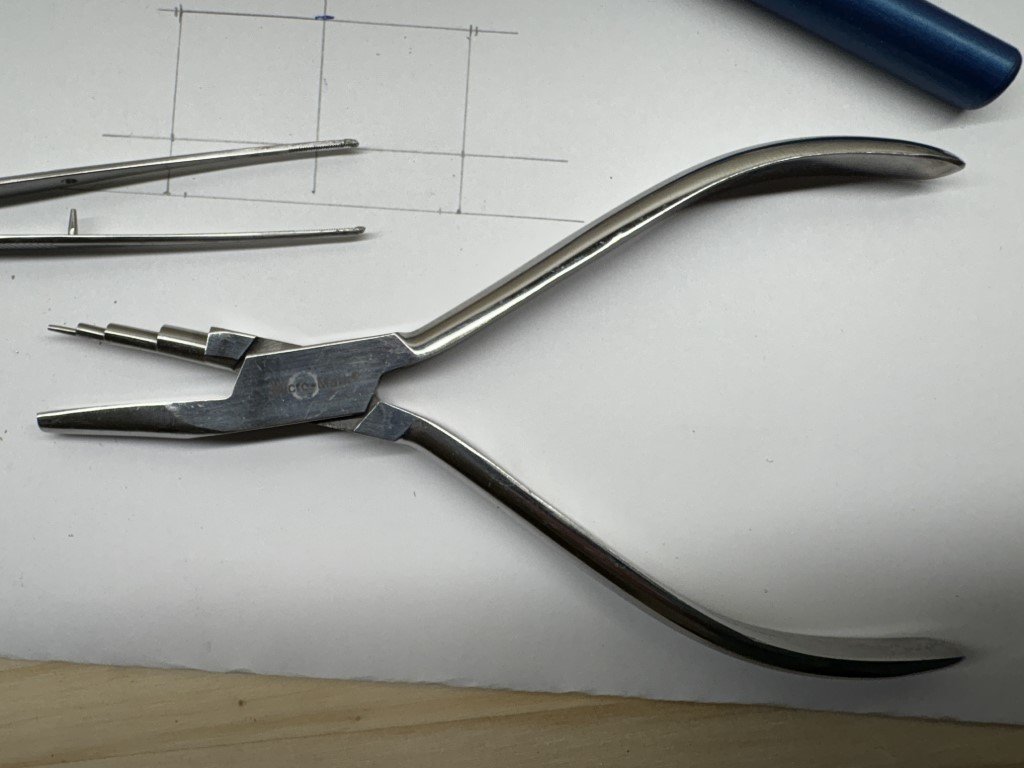 LoopingPliers.jpg.422dce6601a06b3d89c1642a0d689ba7.jpg