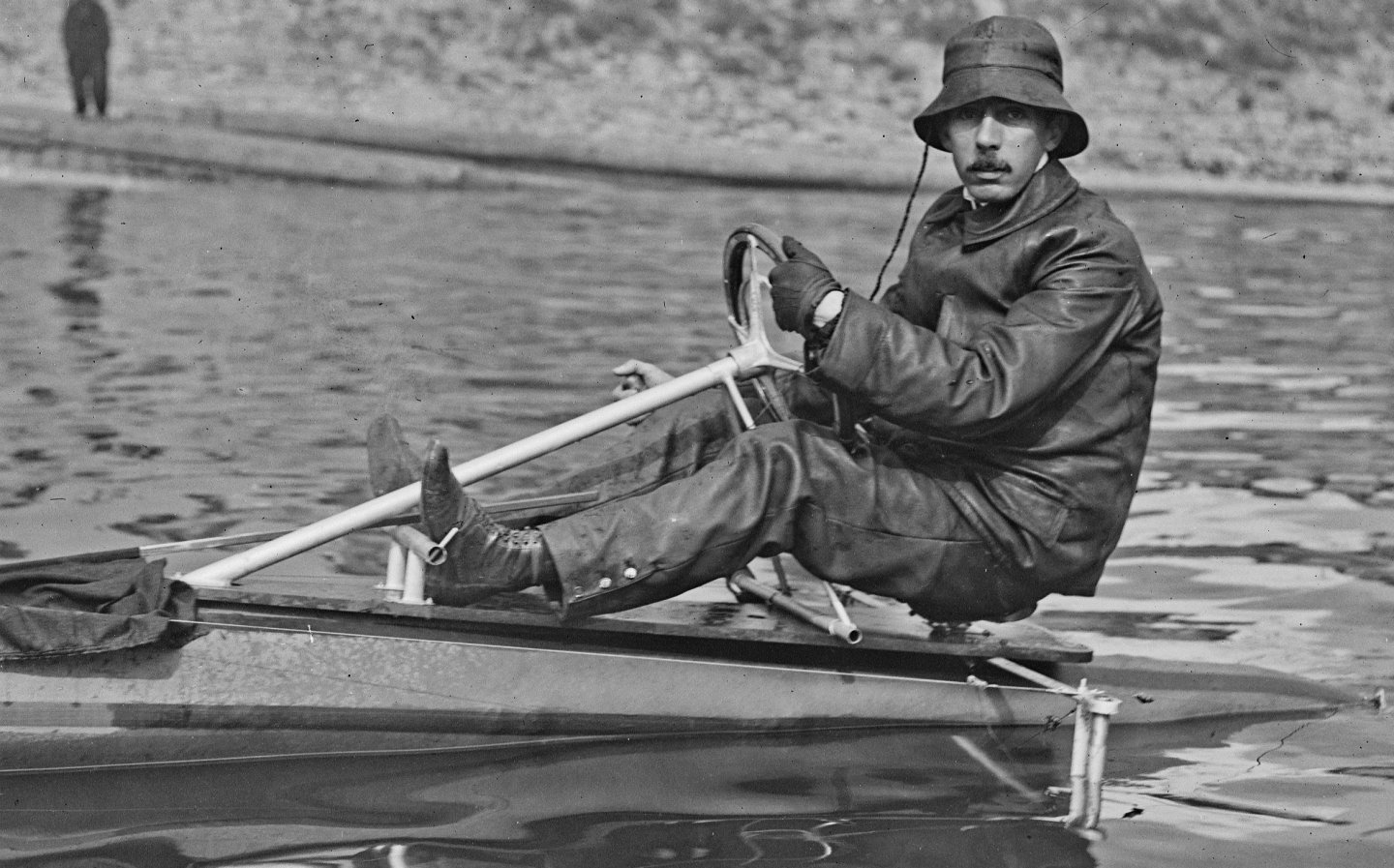 Santos_à_l'arière_de_son_hydroplane_N°_18,_Gallica,_Agence_Rol_Crop.jpg