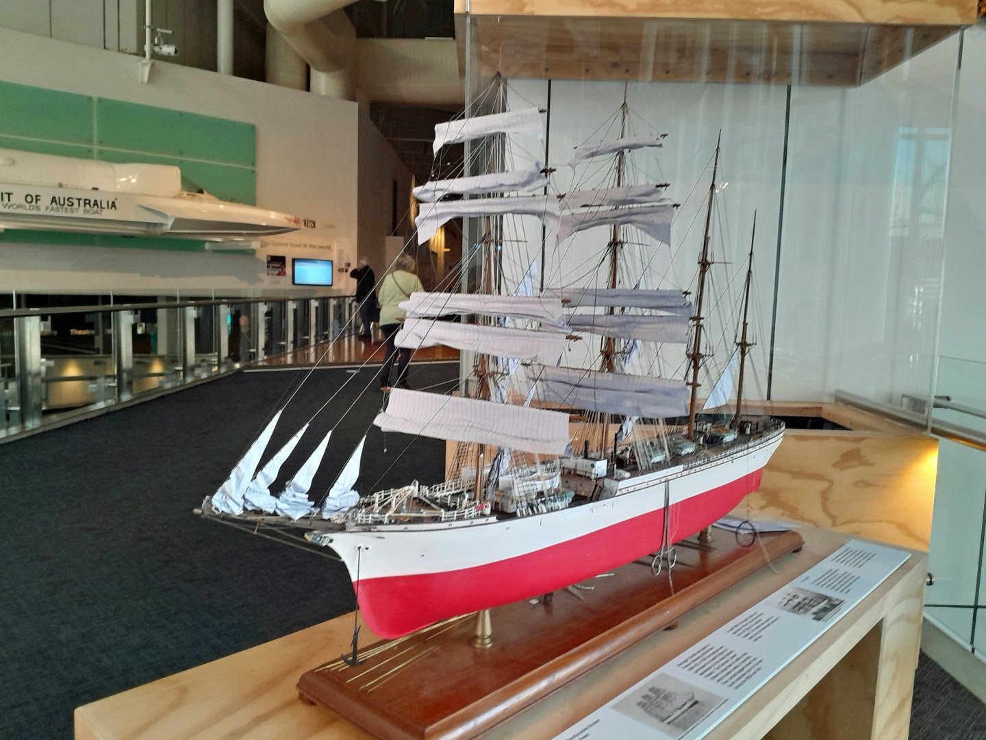 177239-HerzoginCecilie(2).thumb.jpg.2657f00022288dfe1e3e9418dc7b535b.jpg