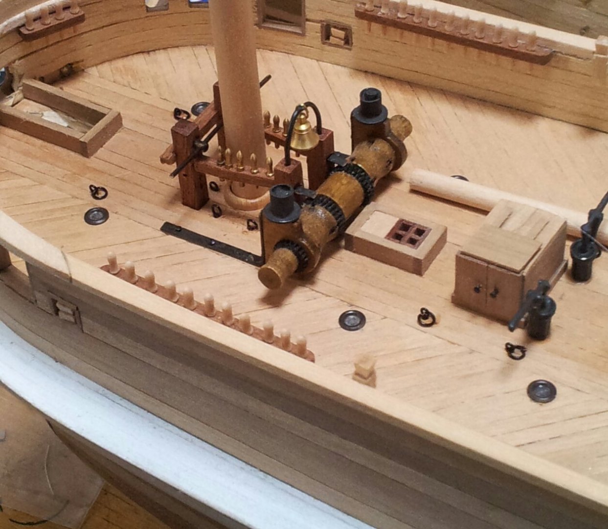 Erebus_fore_mast_Fife_rail1.thumb.jpg.045de329c8a5c5bad0a97ccb525bbdb9.jpg