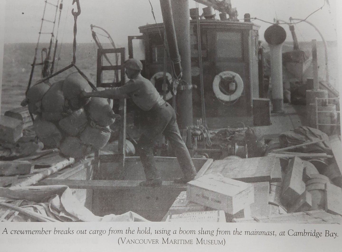 Crewmanwithcargo.thumb.jpg.ce385c31348d2bd9bba7d3b1830cf8f7.jpg