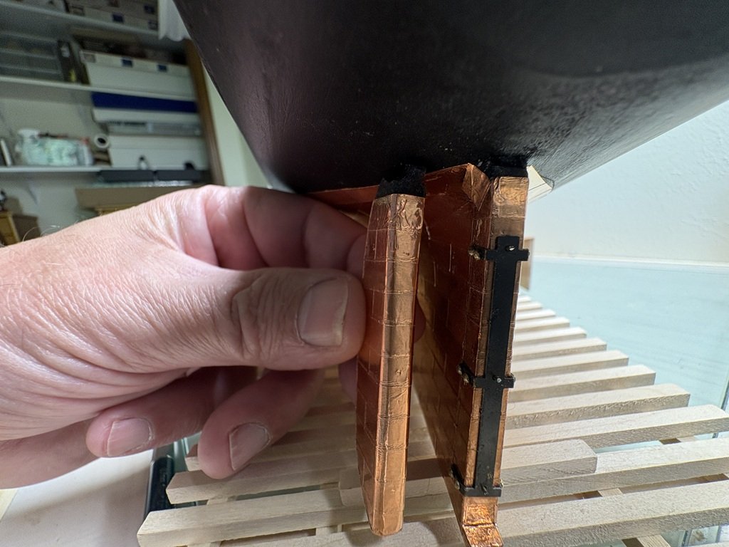 RudderBeingMounted.jpg.30701b2cbd16a3c87cf4e7e768546622.jpg
