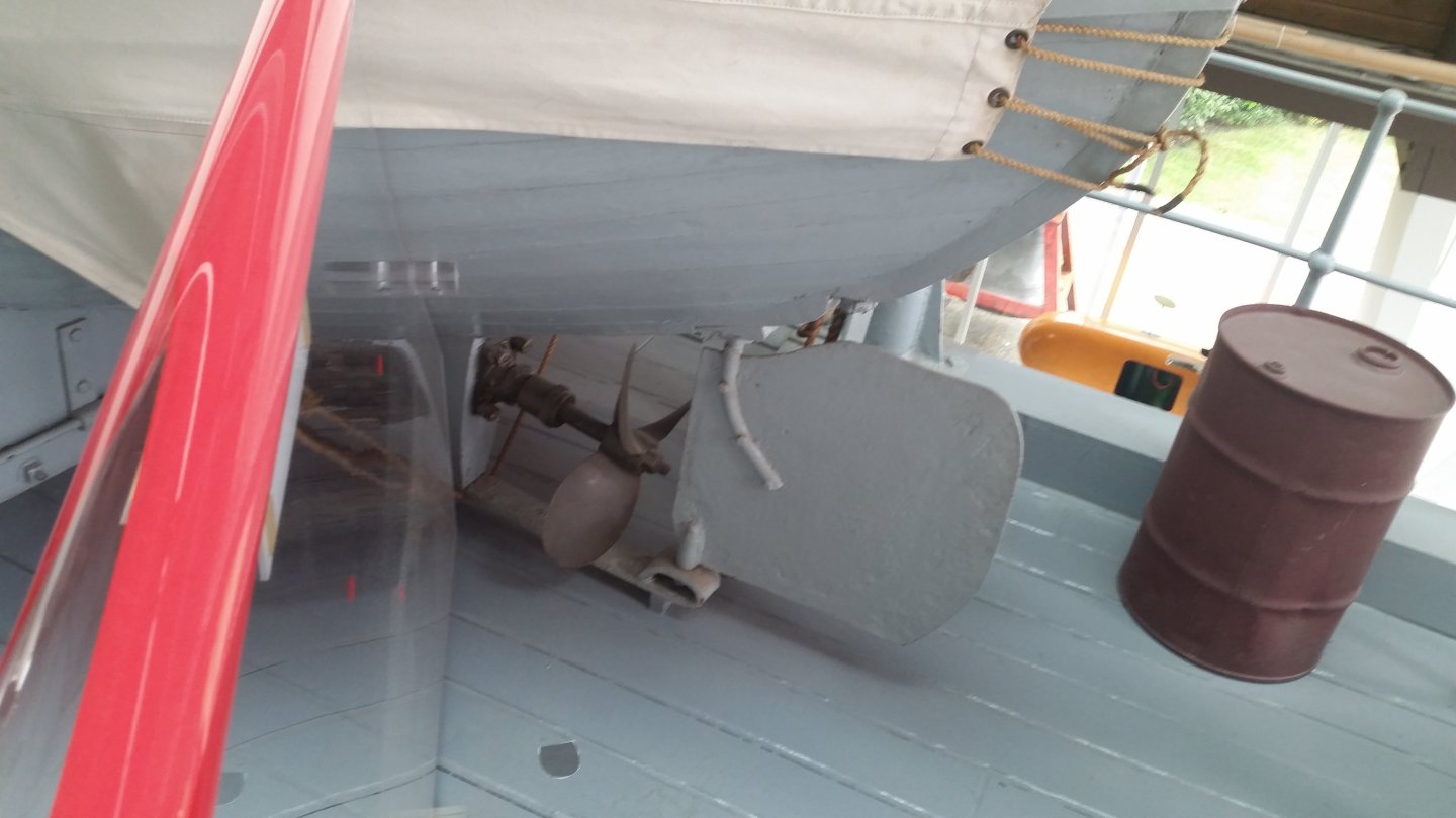 Motorboatpropandrudder.thumb.jpg.8bcf0ebcd159abc440391148c9111851.jpg