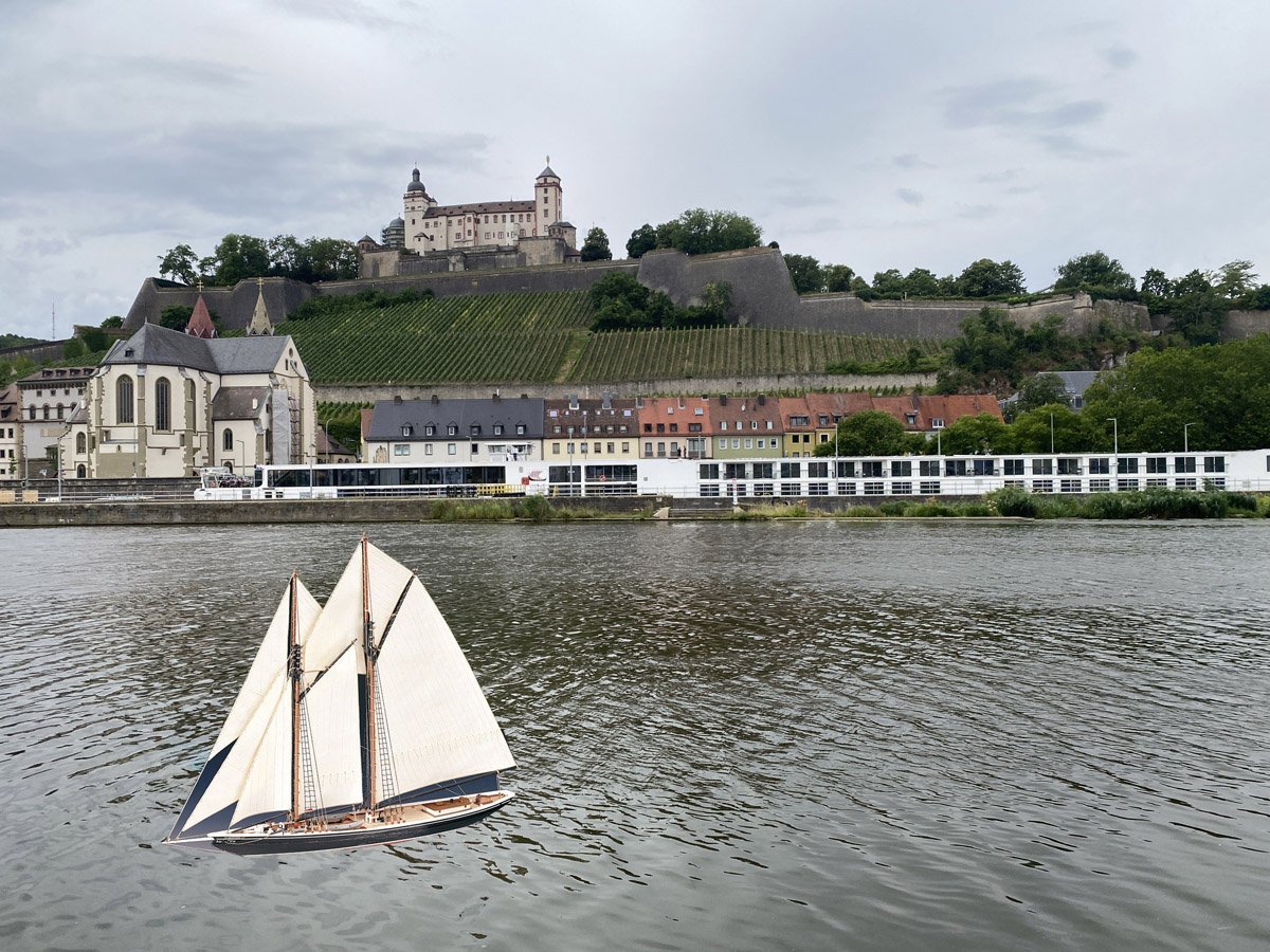 VikingAlsvinwithBluenose.jpg.0fe68102e4724c137df93b5d7a6d3ff5.jpg